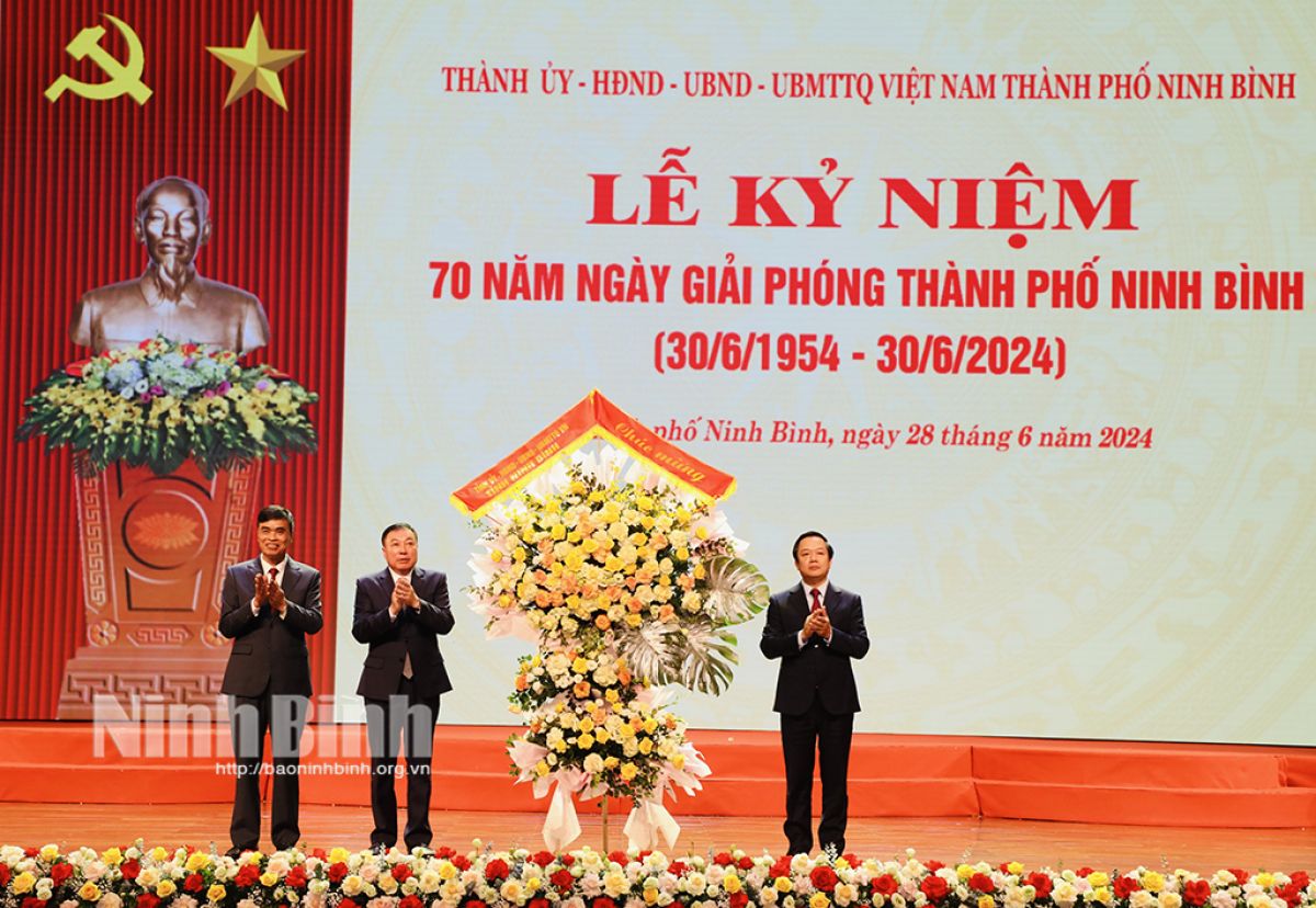 Kỷ niệm 70 năm giải phóng thành phố Ninh Bình: Thắp lên niềm tin, khơi dậy khát vọng phát triển