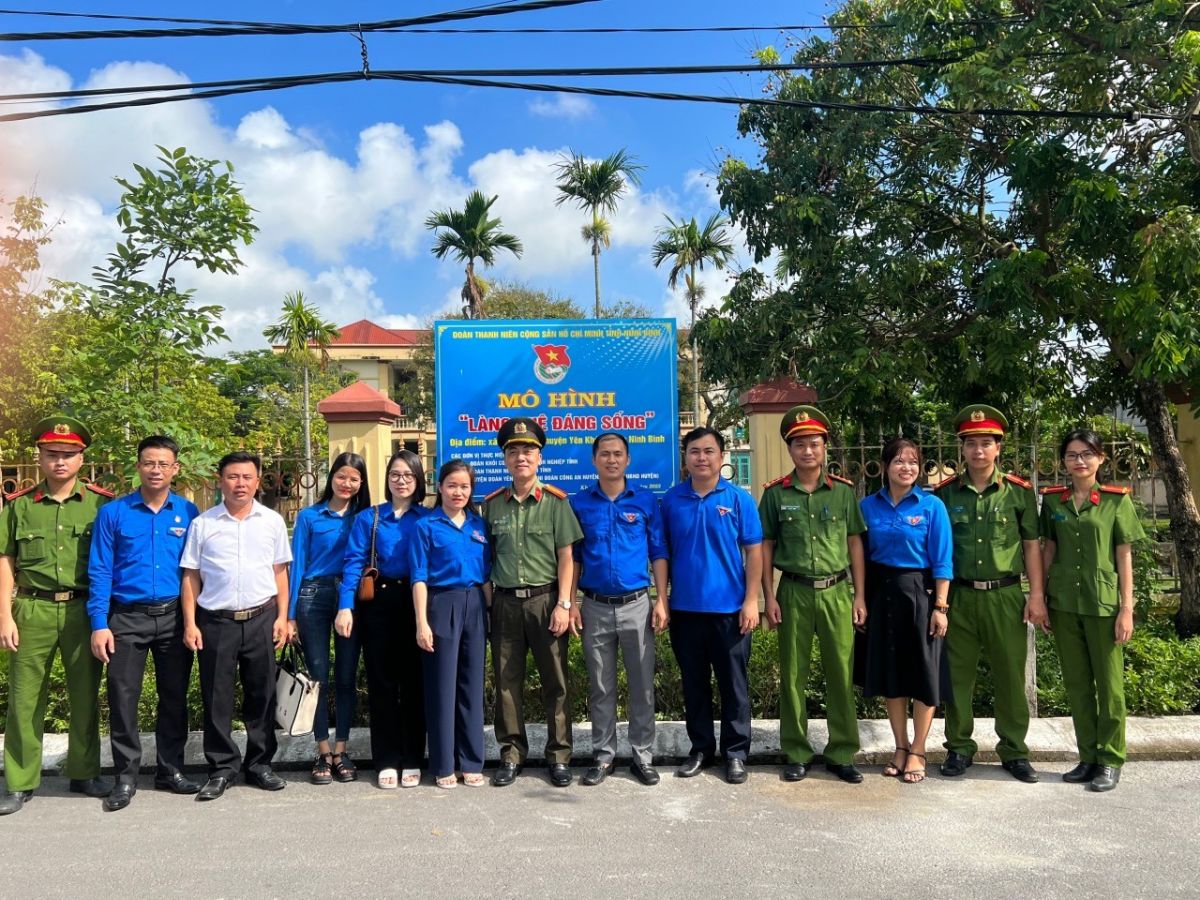 Đoàn Thanh niên Sở Nội vụ hưởng ứng ngày cao điểm “Tình nguyện chung tay xây dựng nông thôn mới” tại xã Khánh Tiên, huyện Yên Khánh, tỉnh Ninh Bình